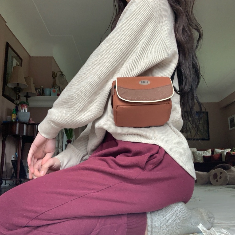NWOT Roots mini camera bag - Picture 11 of 12